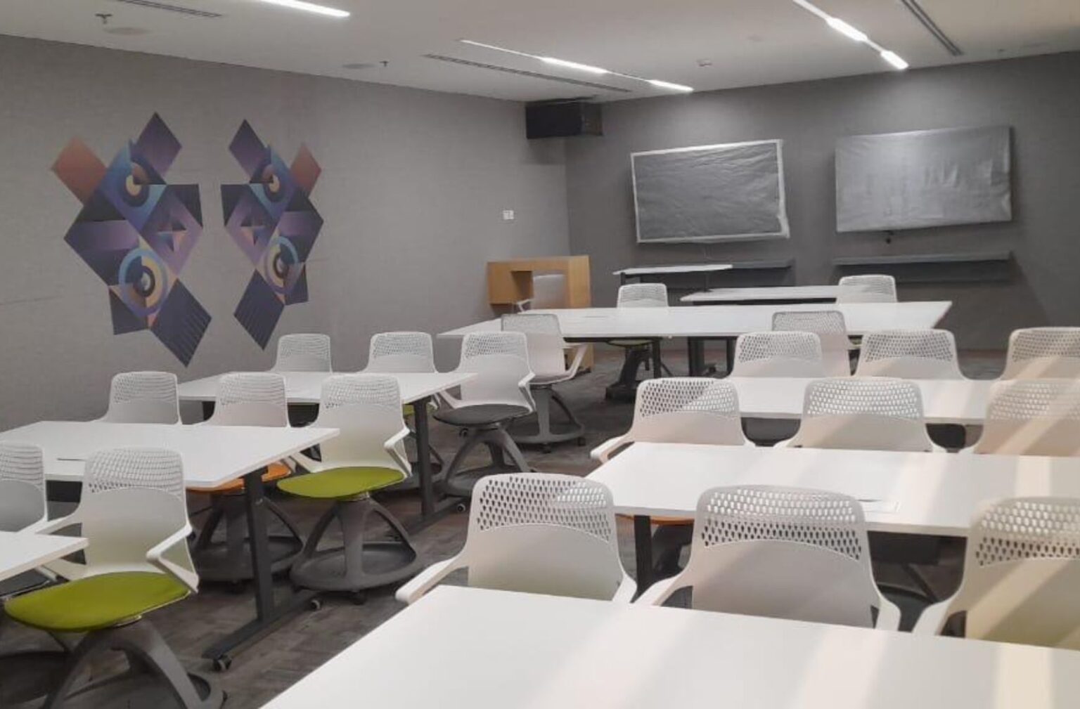 Modern training room at King Faisal Hospital equipped with ergonomic furniture by Archispace.